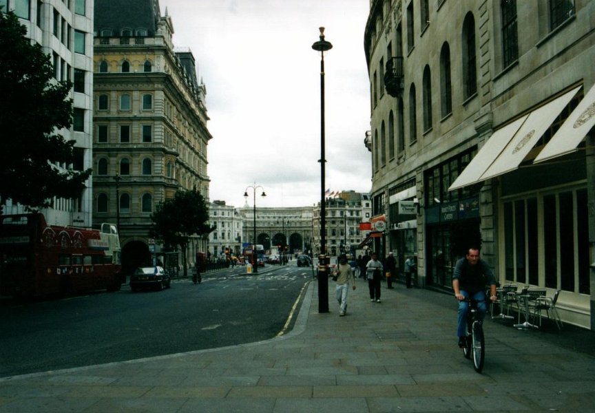 2001.09.15 01.33 london doorkijkje trav square